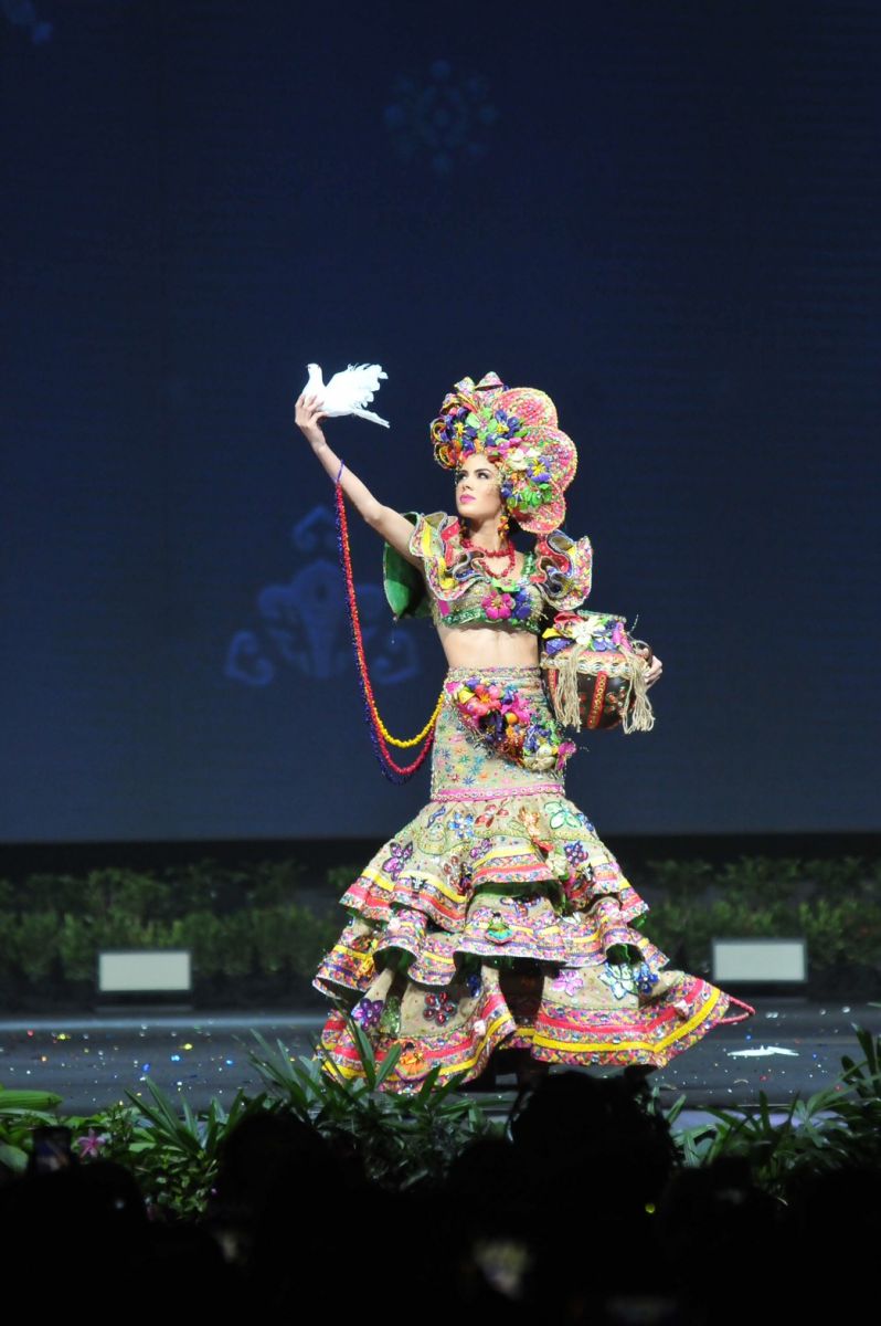 trajes tipicos de candidatas a miss universe 2018. - Página 9 Oygndf77