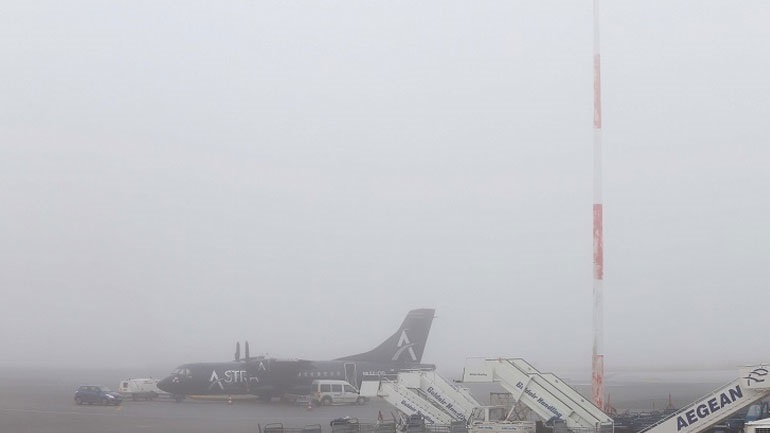 Πυκνή ομίχλη στη Θεσσαλονίκη - Καθυστερήσεις στο αεροδρόμιο 9v6va5fv